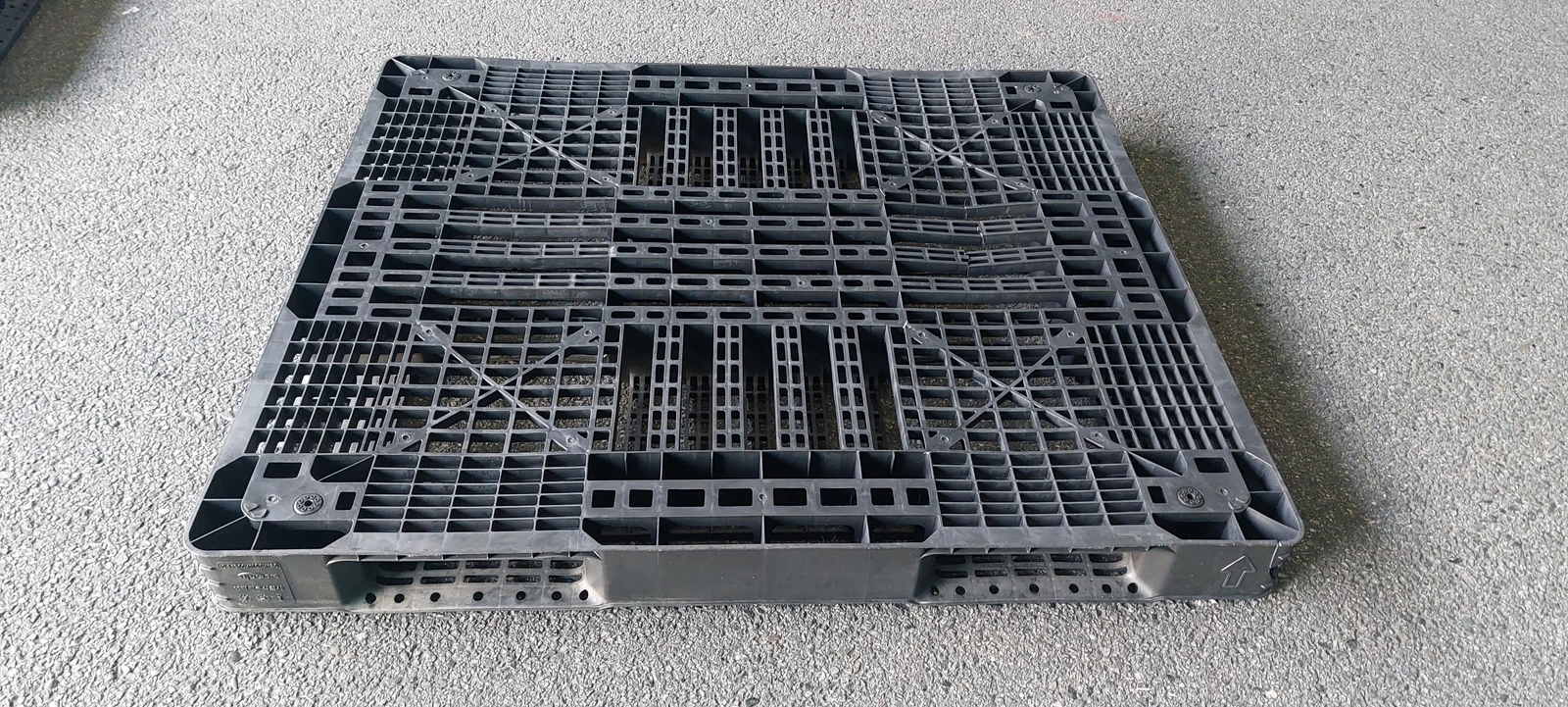 pallet usato 130x110 in plastica colore nero